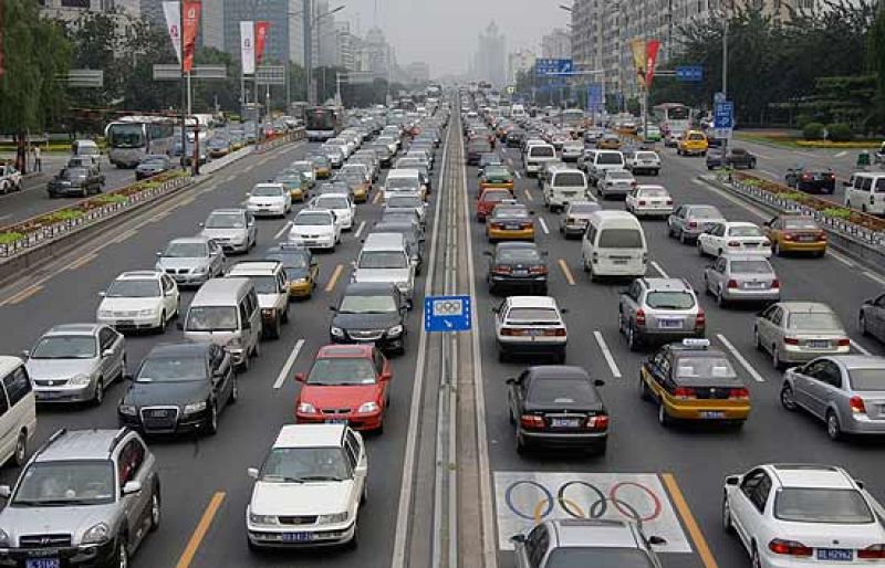  Pekín prohibe la circulación de vehículos alternandose en función de su númeero de matrícula.