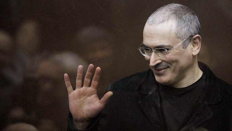  El exmagnate petrolero ruso Jodorkovski sale en libertad