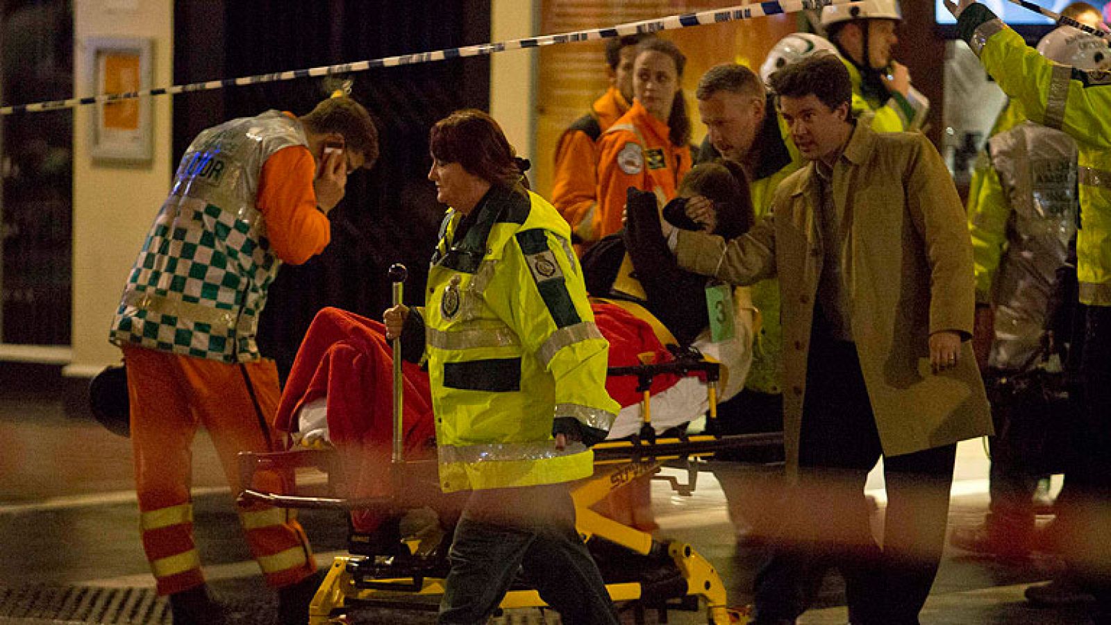 Informativo 24h: Más de 70 heridos al derrumbarse el techo del teatro Apollo en Londres | RTVE Play