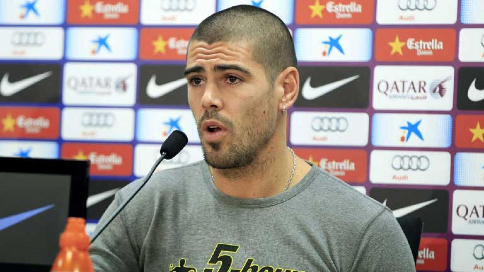 El guardameta del FC Barcelona Víctor Valdés cree que hay "una maquinaria", de la que desconoce el origen, y que quiere manchar todo y hacer creer que es todo negativo en el conjunto azulgrana.