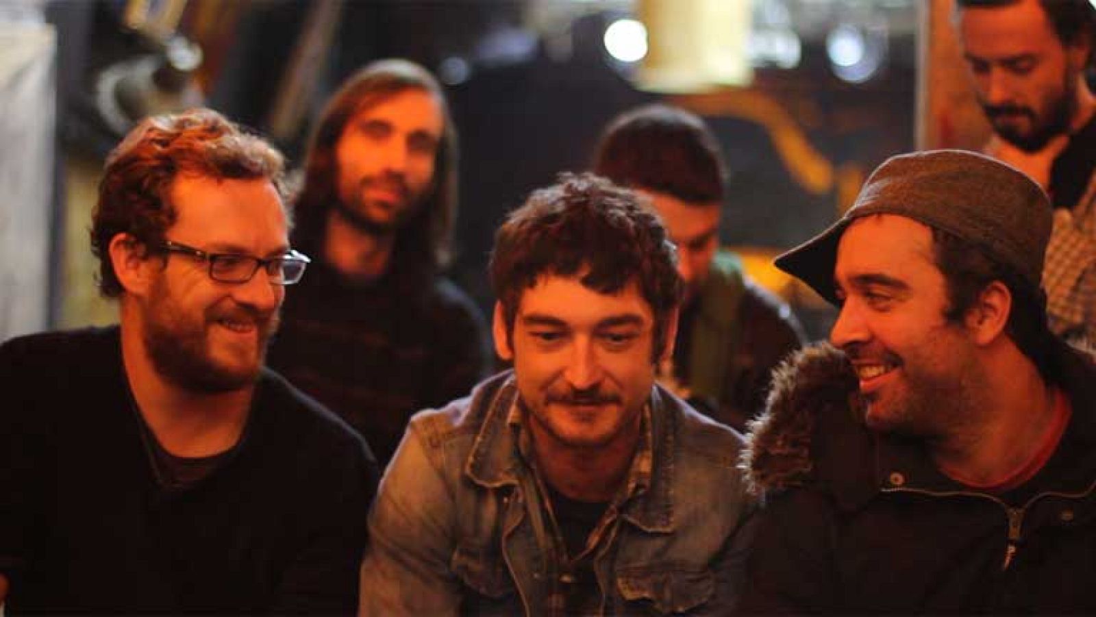 La misma semana en la que The Black Keys actuaban en Madrid este mismo año, tuve la suerte de ser invitado por un amigo gallego a una fiesta organizada por La Metamovida (banda adscrita al Liceo Mutante). Allí en La Faena pude ver el descubrimiento (para mi) de este 2013 que ya acaba.Los gallegos que se presentaban allí no eran otros que el grupo Guerrera, un contundente sexteto que destiló todo lo que para mi disgusto se presuponía que iba a contemplar en el directo de los de Ohio. Guitarras contundentes, una puesta en escena y desparpajo sin complejos y sobre todo un placer de rock & roll, blus y stoner contemporáneo, lleno de matices que provienen de otros géneros. Loco me quedé, no sé si por la sorpresa o por la incredulidad de no estar al tanto de propuestas de tanta calidad como la que se gastaba esta gente.El pasado mes de Noviembre pude volver a verlos  (por tercera vez este año) y por fin hablar con ellos sobre cómo fue la grabación de su primer disco, 'Under the gypsy su 