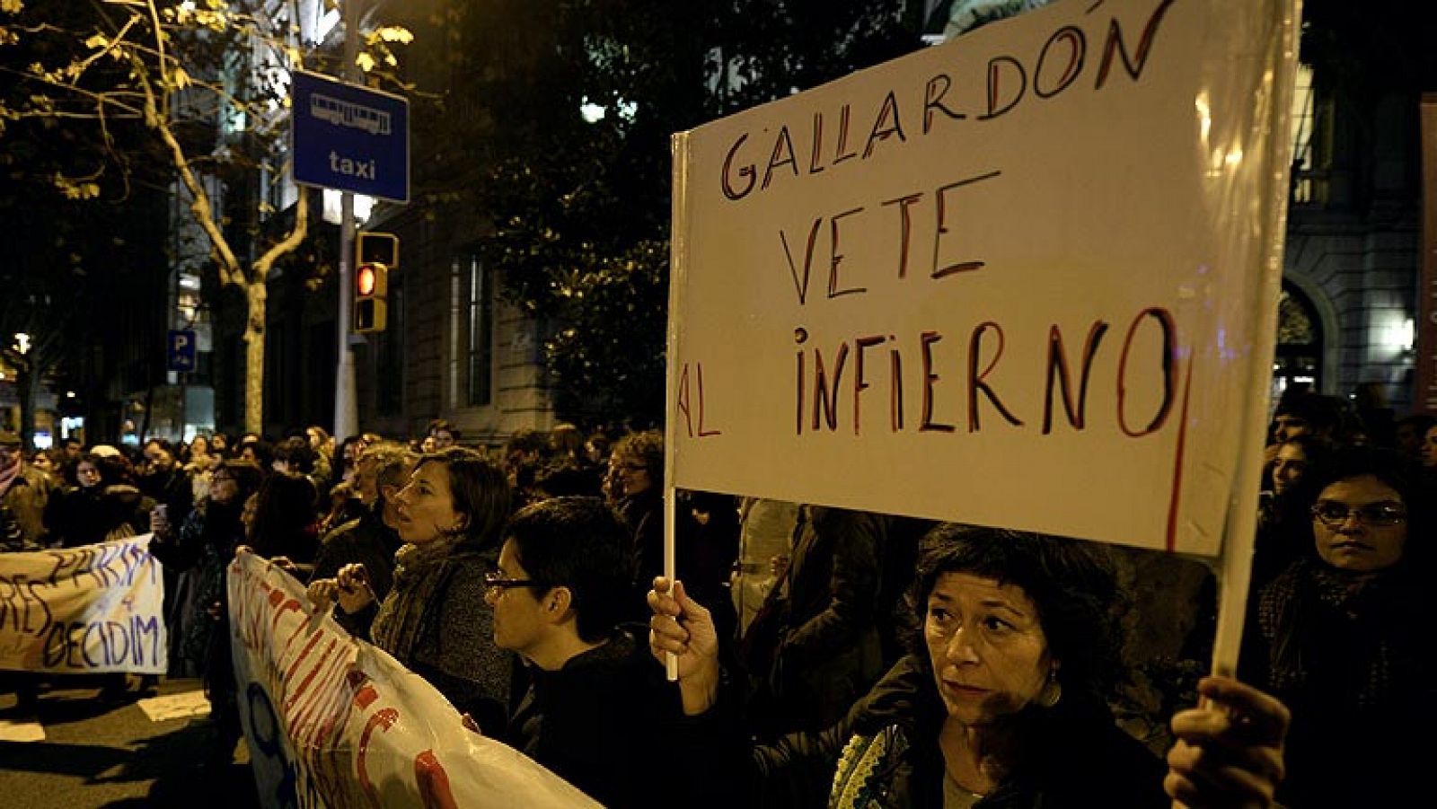 Unas 300 personas se han concentrado ante la sede del Ministerio de Justicia para protestar contra el anteproyecto de reforma del aborto. Entre gritos de 'Nosotras parimos, nosotras decidimos',  'Gallardón, dimisión' o 'Aborto libre y gratuito', mujeres y hombres de distintas edades han manifestado su rechazo. Entre los asistentes se encontraba la secretaria de Igualdad del PSOE, Purificación Causapié, o Justa Montero, miembro de la Asamblea Feminista y la Plataforma Mujeres ante el Congreso, que considera que "la nueva ley es una bofetada a los derechos de las mujeres". 