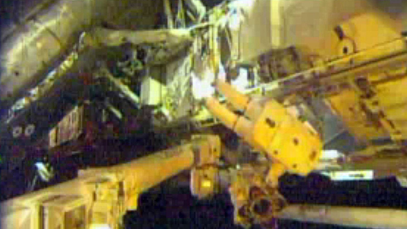 Dos astronautas reparan la Estación Espacial Internacional