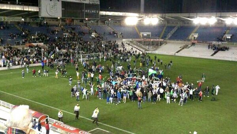 En El Sardinero se vivió una invasión de campo pacífica, no para celebrar nada sino en señal de protesta. El Racing de Santander está ahora en Segunda B y marcha líder de su grupo. Nada más terminar el partido contra el Coruso los aficionados saltaro