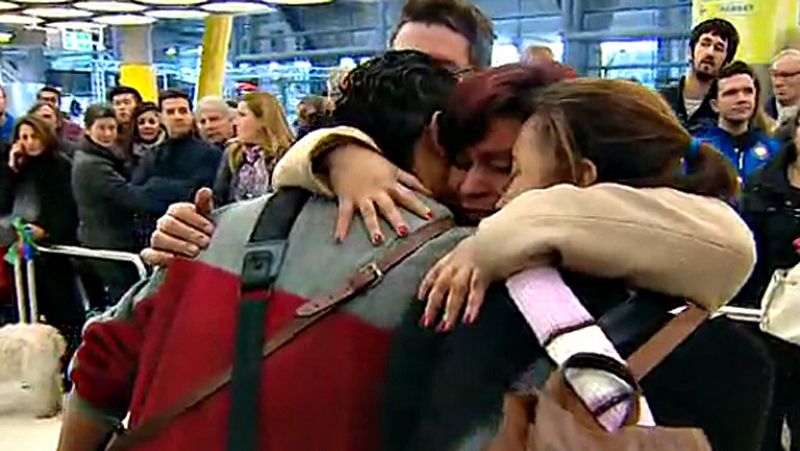 Las navidades son días de ajetreo en estaciones de tren y en aeropuertos: muchos regresan a casa y son recibidos con un esperado abrazo.