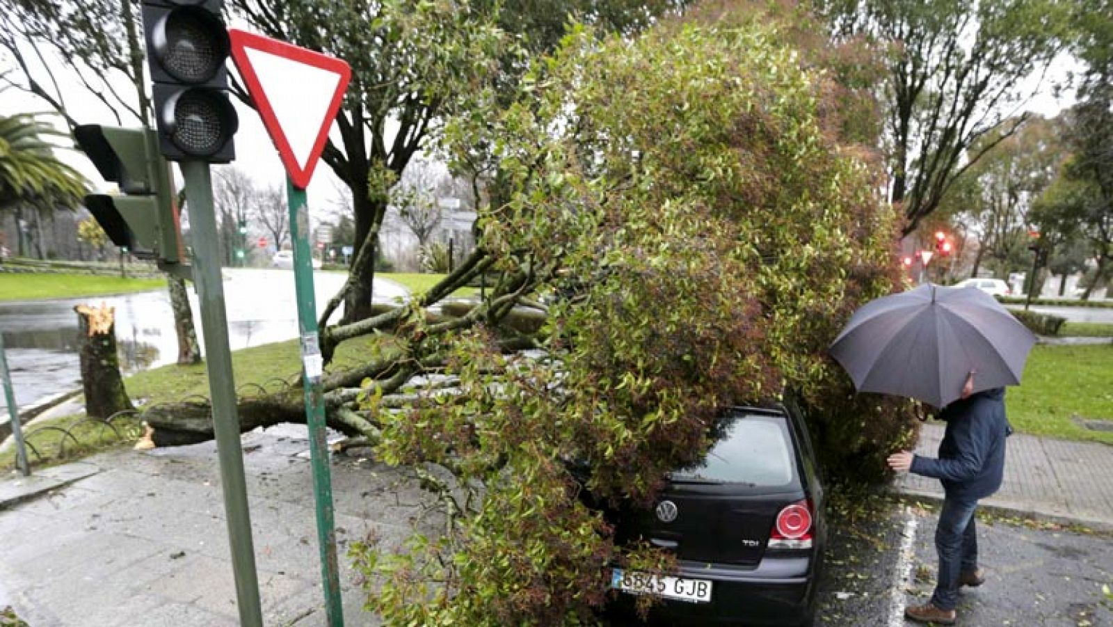 Sin programa: El temporal causa un descarrilamiento, inundaciones y varios apagones en Galicia  | RTVE Play
