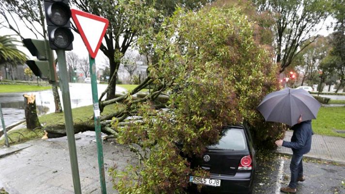 El temporal causa un descarrilamiento, inundaciones y varios apagones en Galicia 