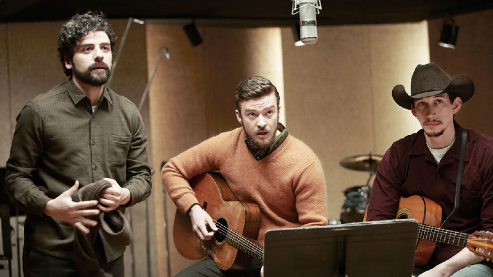  A propósito de Llewyn Davis describe una semana en la vida de un joven cantante de música folk mientras recorre la escena musical del Greenwich Village de 1961. 

Llewyn Davis (Oscar Isaac) ha llegado a una encrucijada. Se enfrenta a un despiadado invierno neoyorquino con la guitarra a cuestas para abrirse camino como músico mientras intenta superar tremendos obstáculos, algunos creados por él mismo. Sobreviviendo gracias a la generosidad de amigos y extraños, y trabajando donde puede, las desventuras de Llewyn le llevan desde los cafés del Village hasta un club vacío en Chicago ¿ en una odisea con la esperanza de realizar una prueba para el magnate de la música Bud Grossman ¿ y de vuelta.

Rebosante de música interpretada por Oscar Isaac, Juston Timberlake y Carey Mulligan (en el papel de los amigos casados de Llewyn y afincados en el Village), así como por Marcus Mumford y Punch Brothers, A propósito de Llewyn Davis ¿ en la tradición de O Brother ¿ nos lleva a la música de otros tie