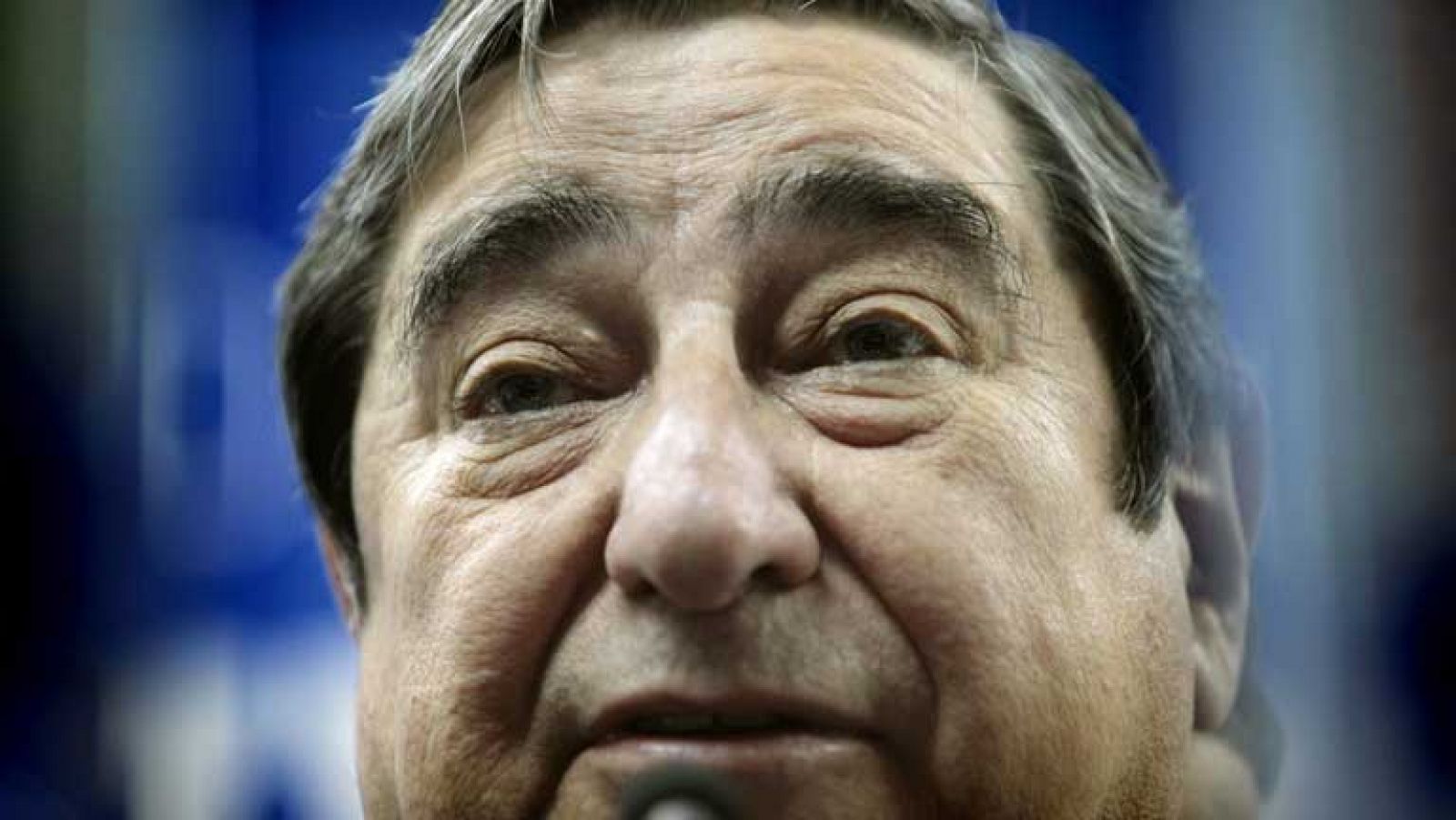 Lendoiro, uno de los presidentes que mas tiempo lleva en el fútbol, deja el Deportivo de La Coruña. Esta mañana ha anunciado que retira su candidatura a las elecciones, después de que el pasado viernes la Junta de Accionistas del Club se rechazaran t