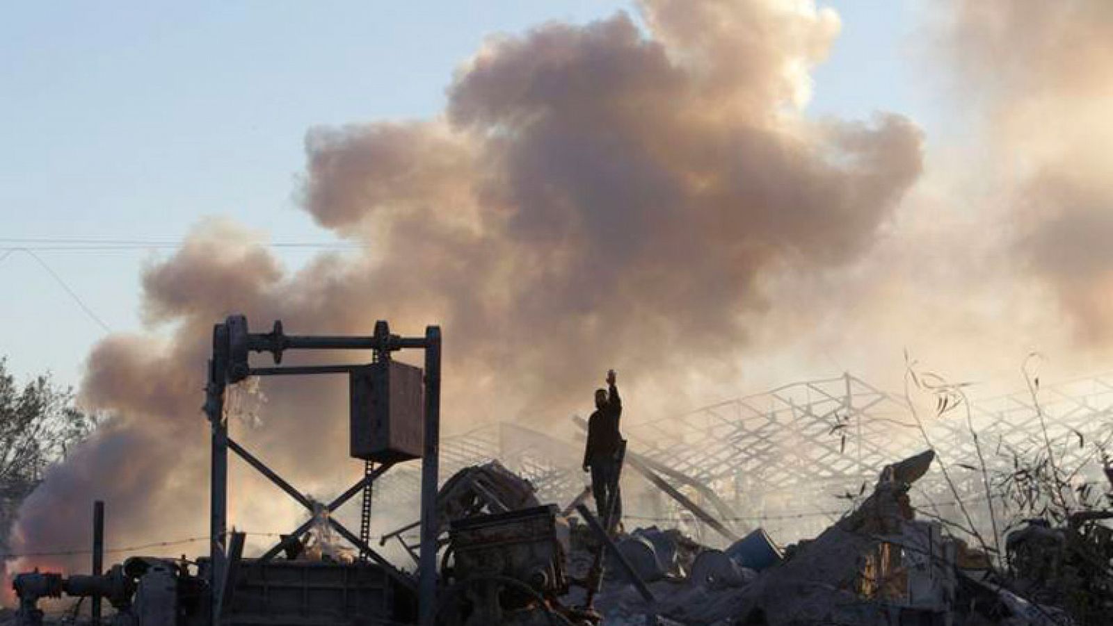 Telediario 1: Israel bombardea Gaza en represalia por la muerte de un civil en un ataque en la frontera | RTVE Play