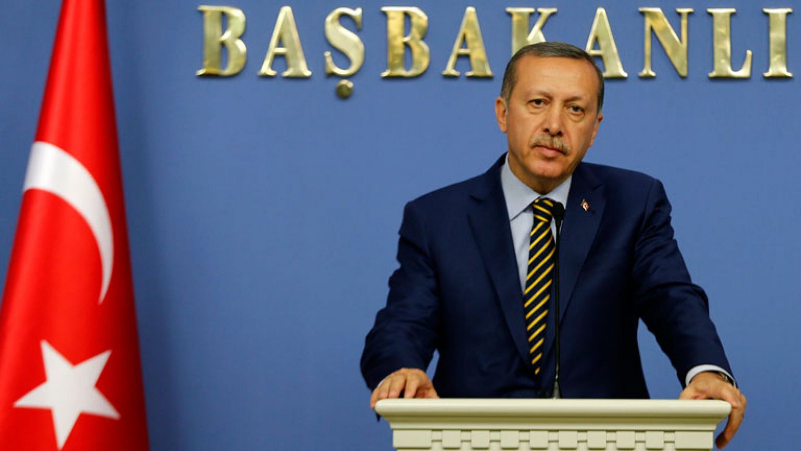 Erdogan cambia a 10 ministros del gabinete mientras arrecian las protestas en Turquía