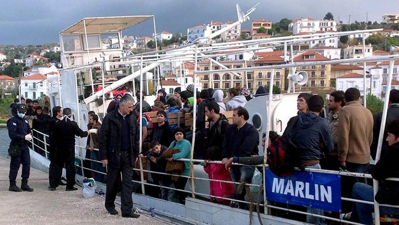 Llega a Grecia un barco con un casi un centenar de refugiados sirios y afganos