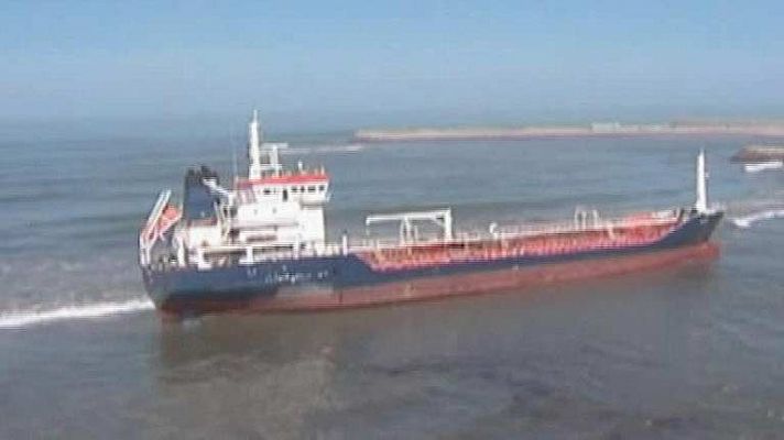 Un remolcador reflotará el petrolero encallado cerca de Canarias
