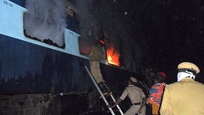 Incendio de un tren en India