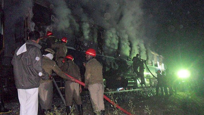  - Mueren al menos 23 personas en el incendio de un tren en el sur de la India