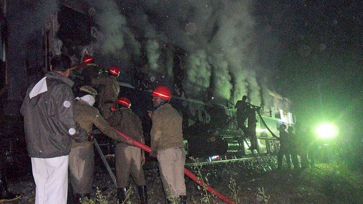  - Mueren al menos 23 personas en el incendio de un tren en el sur de la India