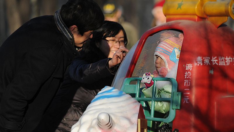 China pone fin a campos de reeducación y relaja la ley del hijo único