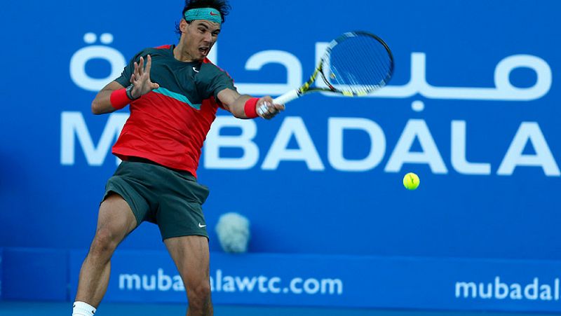 Rafa Nadal derrota a Tsonga y consigue su primera victoria de la temporada en Abu Dabi por 7-6 y 6-3.