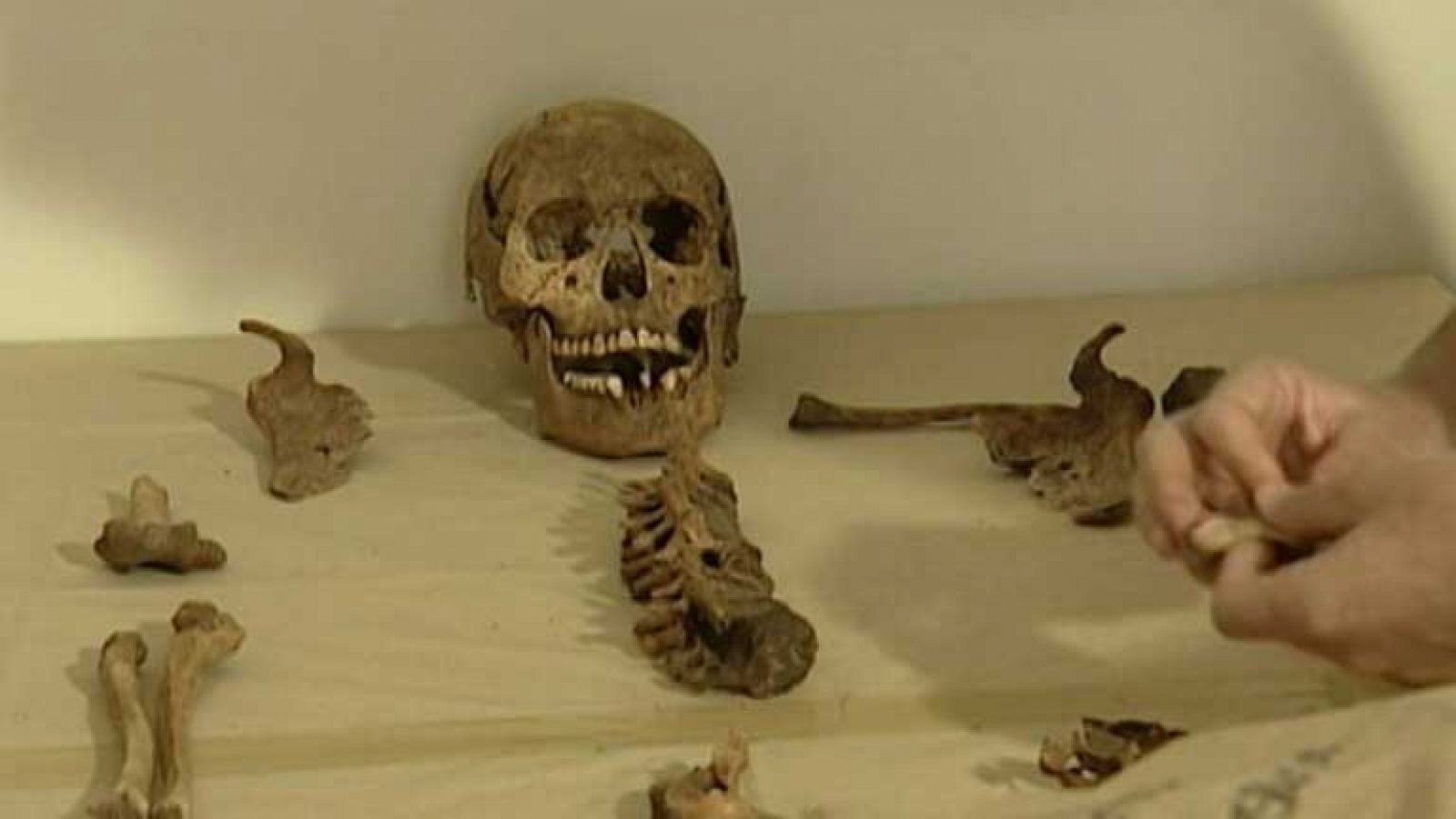 Aparecen 48 cuerpos en una fosa común de Perú