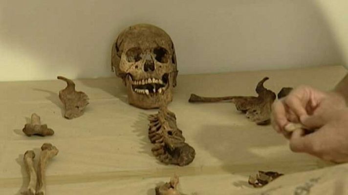 Telediario 1 - Aparece una fosa común en Perú