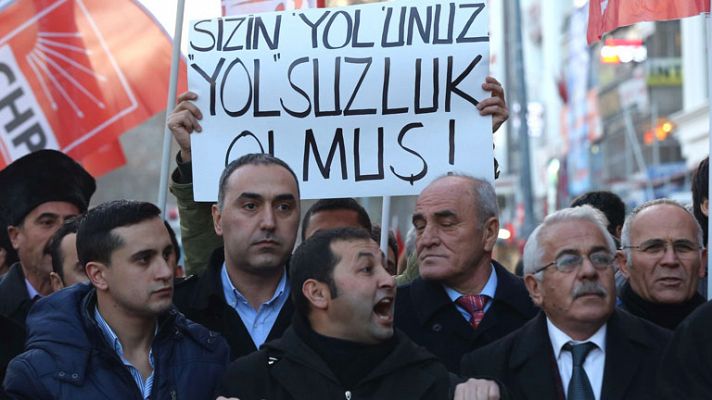 Los escándalos en Turquía llevan a Erdogan a afrontar la mayor crisis desde su llegada al poder