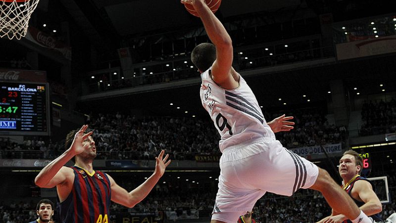 El Real Madrid suma y sigue en su imparable trayectoria esta temporada y ha derrotado con claridad al Barcelona en el Palacio de los Deportes.