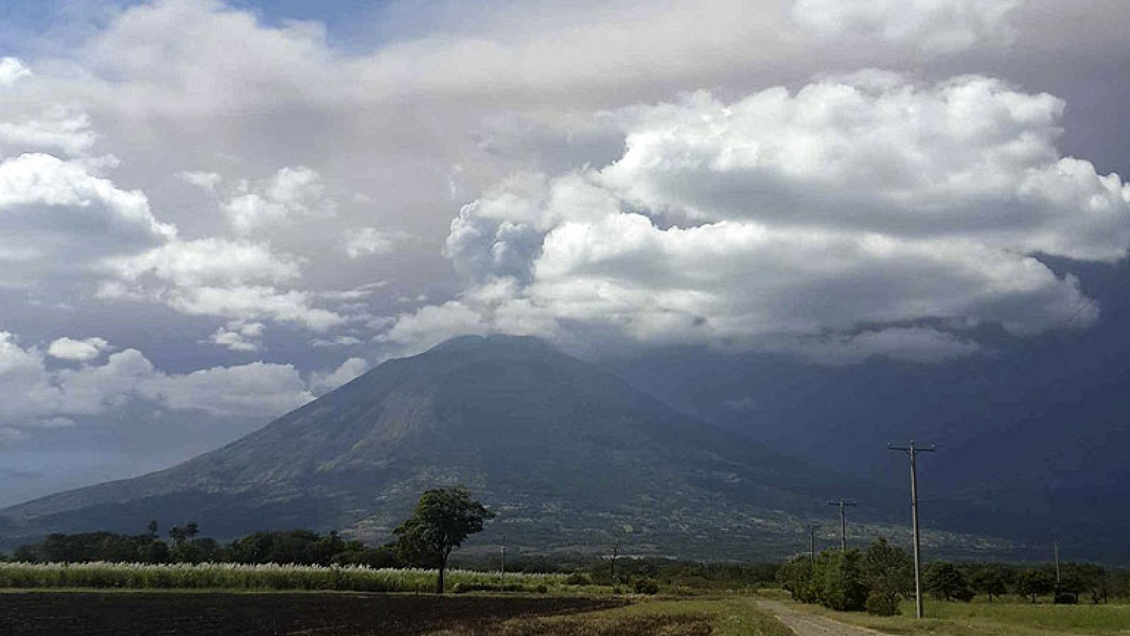 Informativo 24h: Unas 2.000 personas evacuadas por la erupción del volcán Chaparrastique en El Salvador | RTVE Play