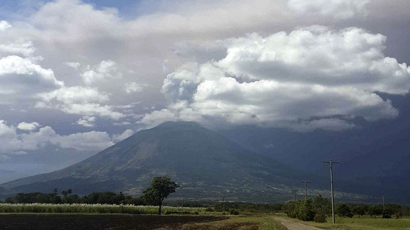 Unas 2.000 personas evacuadas por la erupción del volcán Chaparrastique en El Salvador