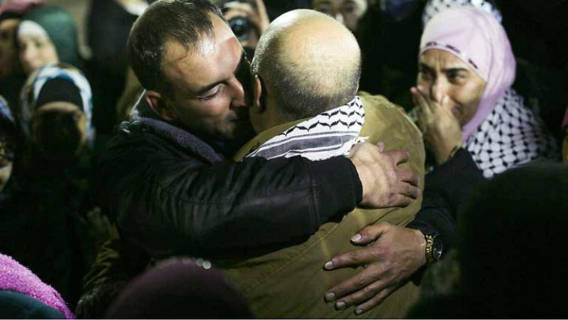  Israel ha liberado esta pasada noche a 26 presos palestinos que cumplían condena por delitos cometidos antes de los acuerdos de Paz de Oslo de 1993. La liberación se produce un día antes de la visita a la región del secretario de Estado estadouniden