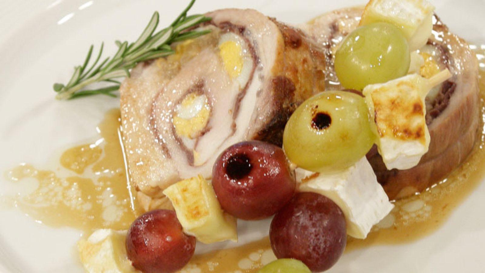 Lomo de cerdo con brochetas de uvas