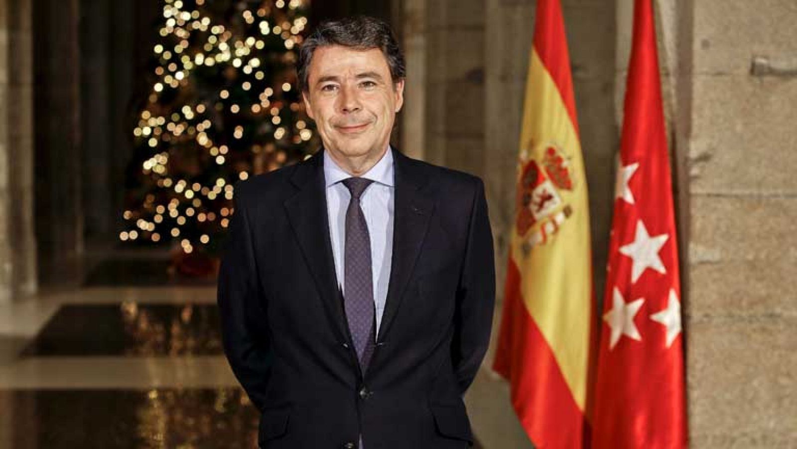 El Presidente de la Comunidad de Madrid exigirá en 2014  que se modifique el sistema de financiación. Ignacio González dice en su mensaje de Año Nuevo que  el actual sistema  niega a Madrid  1.300 millones de Euros a los que tiene derecho. -- RENFE sube un 1,9 por ciento el precio de los billetes de los trenes de Cercanías y Media Distancia. El  importe del billete sencillo de  Cercanías, se incrementará  en cinco céntimos.  Y a partir del  día 7, los desplazamientos en taxi entre el aeropuerto y el centro de Madrid costarán 30 euros.  Además, se establece un precio mínimo de 20 euros para las conexiones con cualquier punto de la comunidad. -- Restaurantes, bares, salas de fiesta y discotecas de la almendra central de la capital no han obtenido el permiso para ampliar el horario esta noche. Así que cerrarán sus puertas a las 2,30, 6,30 si se trata de una discoteca. De los 226 locales que lo han solicitado, solo 40 tienen el permiso para prolongar la fiesta. 