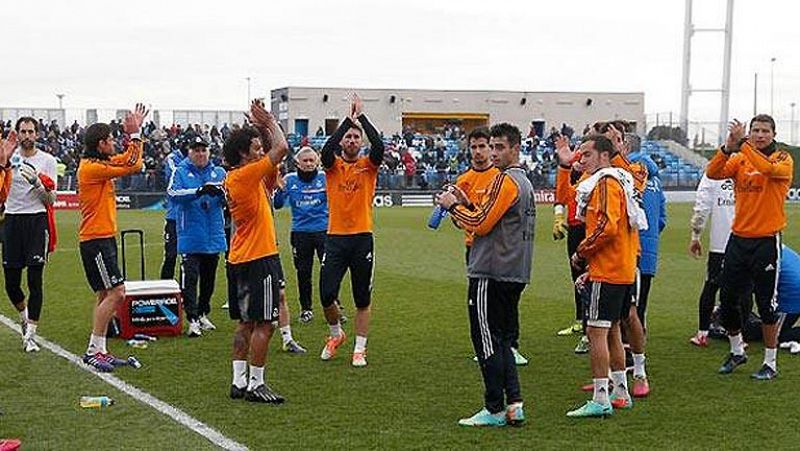 La afición arropa al Madrid en su último entrenamiento de 2013