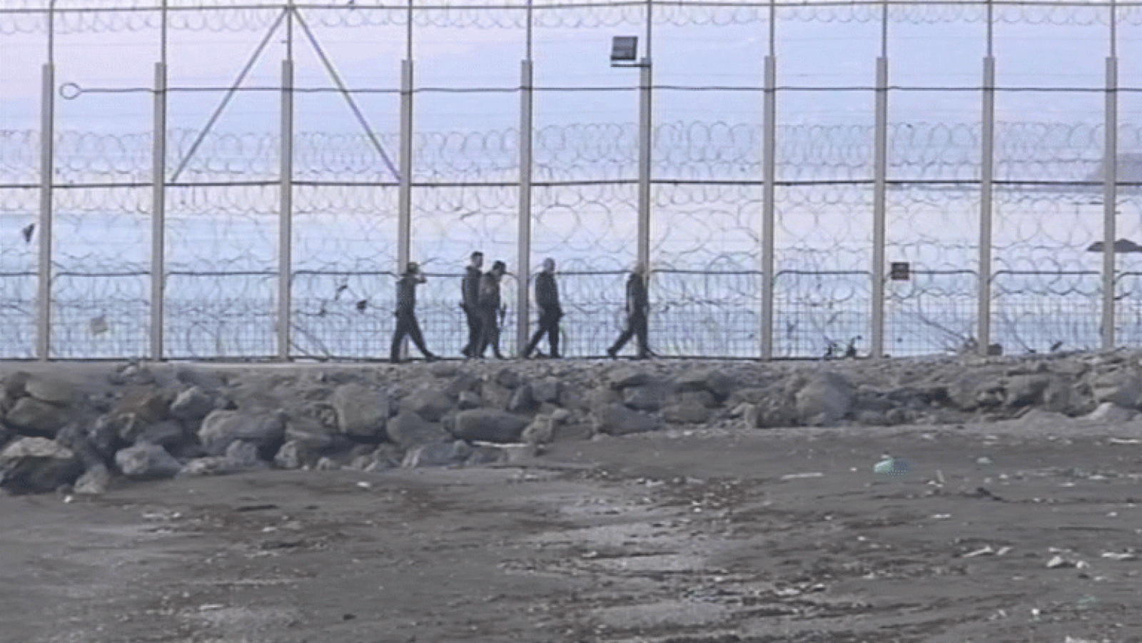 Marruecos evita la entrada ilegal de 138 personas que intentaban acceder a Ceuta | Ver