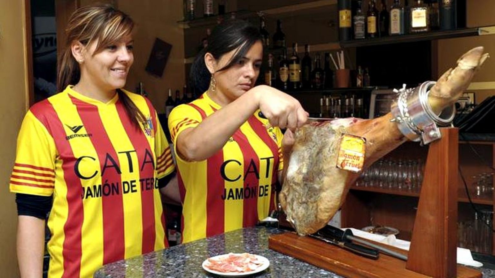 Telediario 1: Una camiseta de 'Catar Jamón de Teruel' para Sandro Rosell | RTVE Play