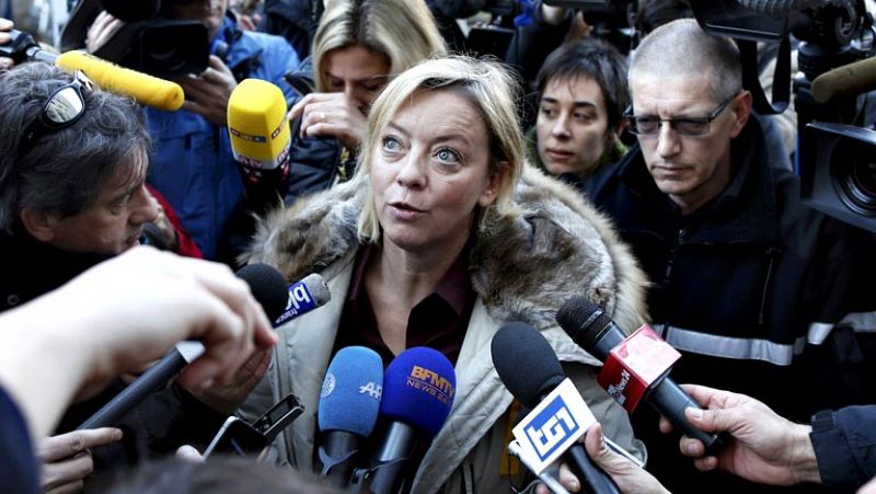 Sabine Kehm, mánager de Schumacher, ha explicado en la puerta del hospital, ante una nube de periodistas, que la situación de Schumacher, en estado crítico desde su ingreso en el hospital universitario de Grenoble, era "estable", cuestión que calific