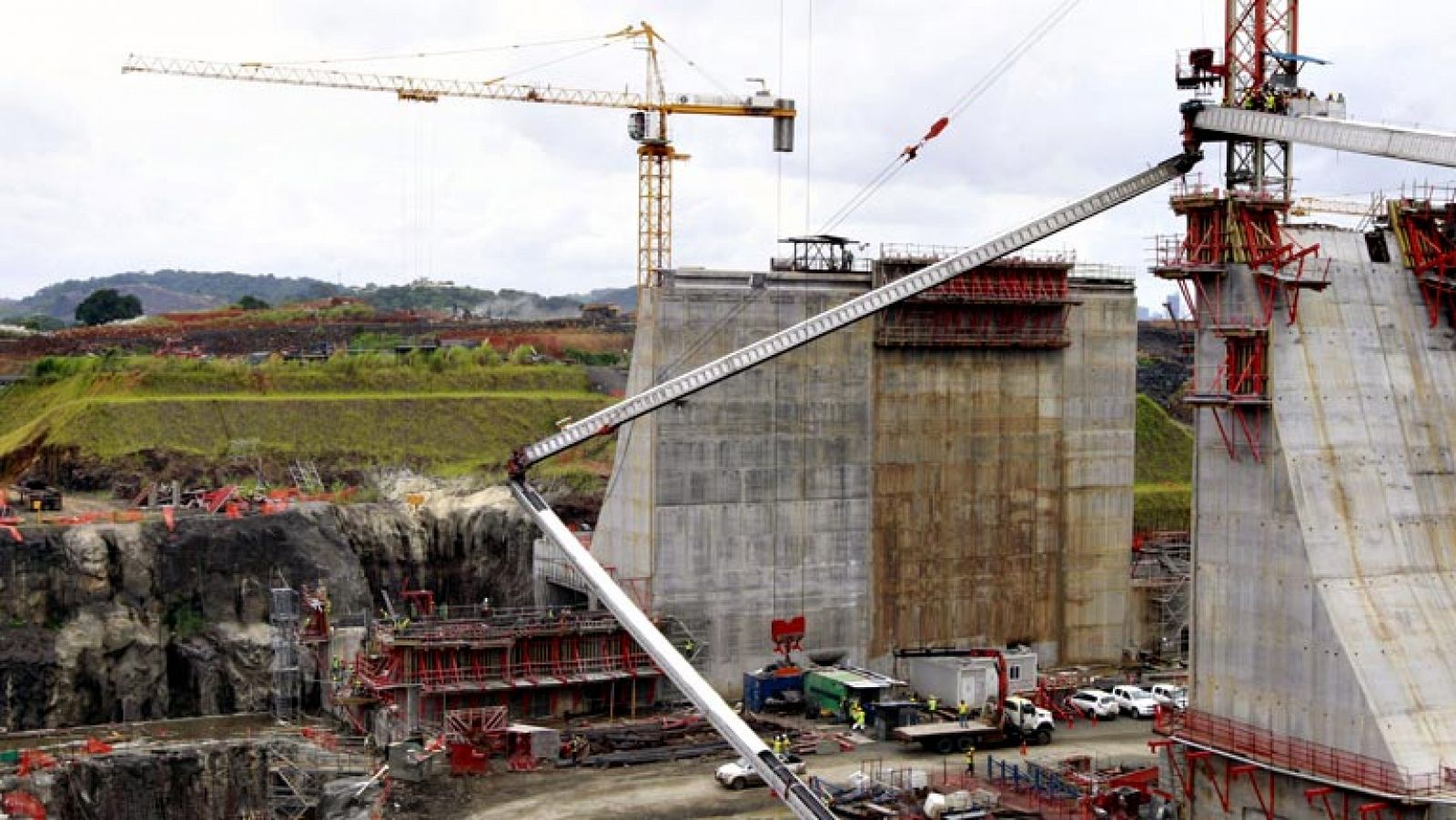 El Canal de Panamá rechaza presiones del consorcio, que amenaza con abandonar la ampliación