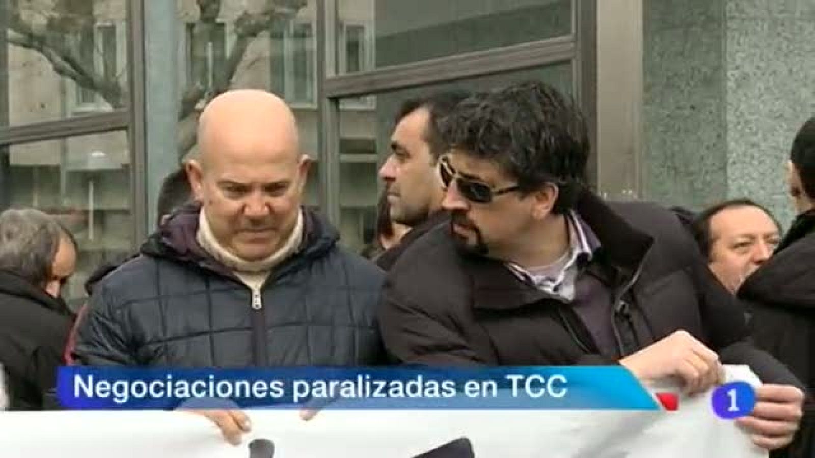   Continúa la huelga en el transporte urbano de Pamplona y comarca después de que la empresa haya incoado 12 expedientes de despido. El fotógrafo aficionado José Luis Zubiri gana el concurso del calendario de Pamplona con una instantánea que muestra una ventana de la zona de El Redín. 3 personas apuñaladas en una reyerta en el parking de una discoteca de Urdax. La ONCE reparte 800 mil euros entre los vecinos de Alsasua. Osasuna prepara con sesiones maratonianas su primer partido del año este domingo ante el Espanyol en El Sadar. - 02/01/2014