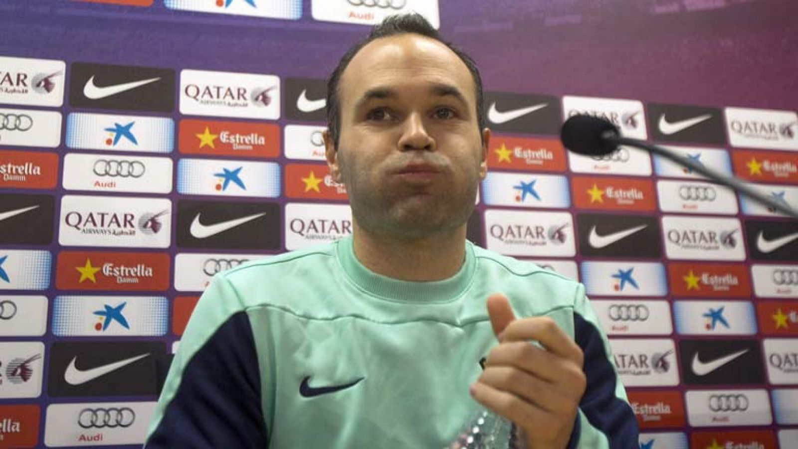 El centrocampista internacional del FC Barcelona Andrés Iniesta ha afirmado que un "buen año" 2014 sería "ganarlo todo" con su club y mejorar a nivel personal, se felicitó por el regreso de Leo Messi de Argentina y lamentó el "ruido" que generó la ne