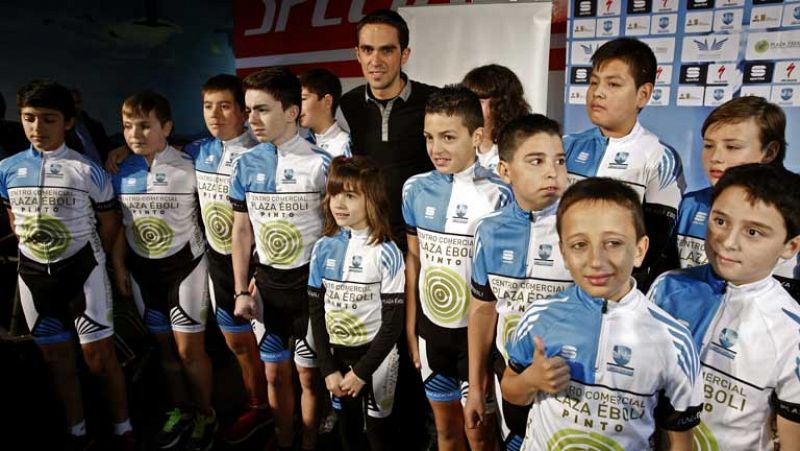 Alberto Contador ha presentado en Pinto natal su escuela de ciclismo, dirigida a niños de entre ocho y catorce años, que aprenden sobre este deporte todos los martes y jueves por la tarde (de 17.30 a 19.30 horas) y con los que ha intercambiado alguna
