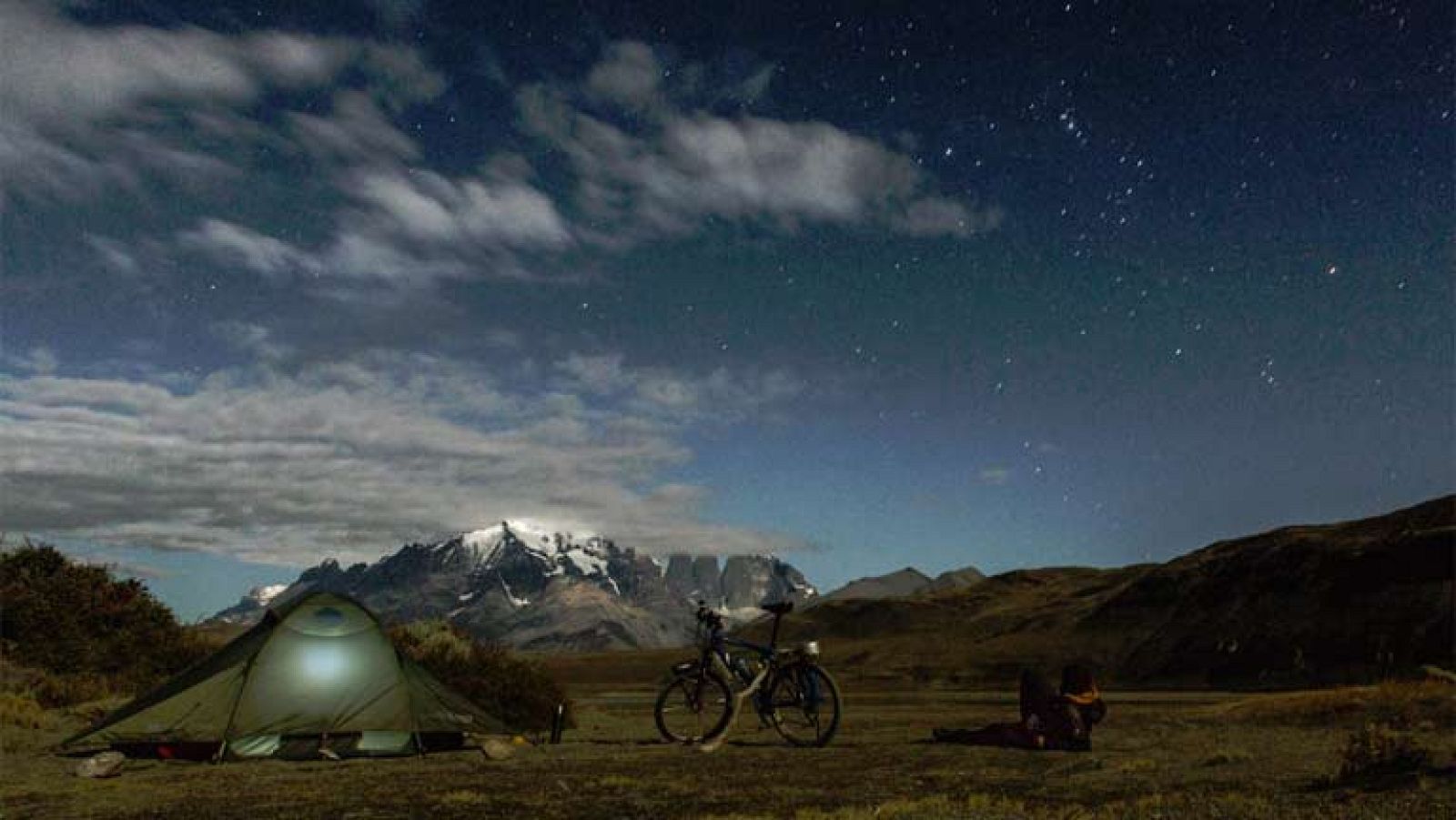 El comienzo de año es siempre sinónimo de propósitos y retos. Uno que emprendió hace tiempo el suyo es Juan Sisto, un camarógrafo que el pasado mes de febrero se lanzó a la aventura de dar la vuelta al mundo sobre su bicicleta con el único fin de ret