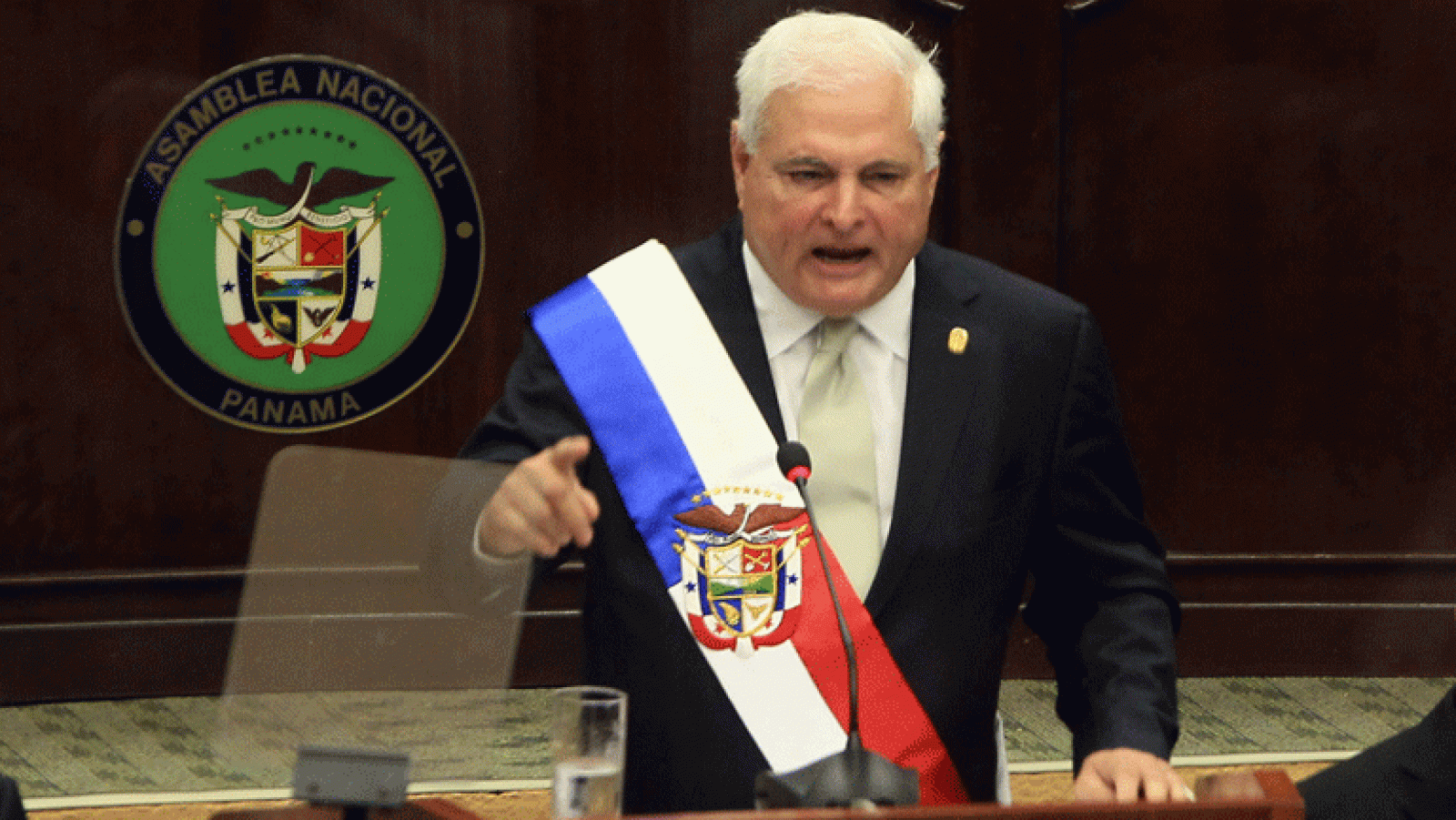 El presidente de Panamá dice que hará todo lo posible para que se cumpla el contrato de ampliación del Canal