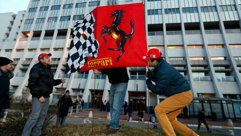 Los aficionados de Ferrari se están concentrando en las puertas del hospital de Grenoble, donde sigue permanece en estado de coma inducido Michael Schumacher, para homenajearle en su 45º cumpleaños, que celebra este 3 de enero. 
