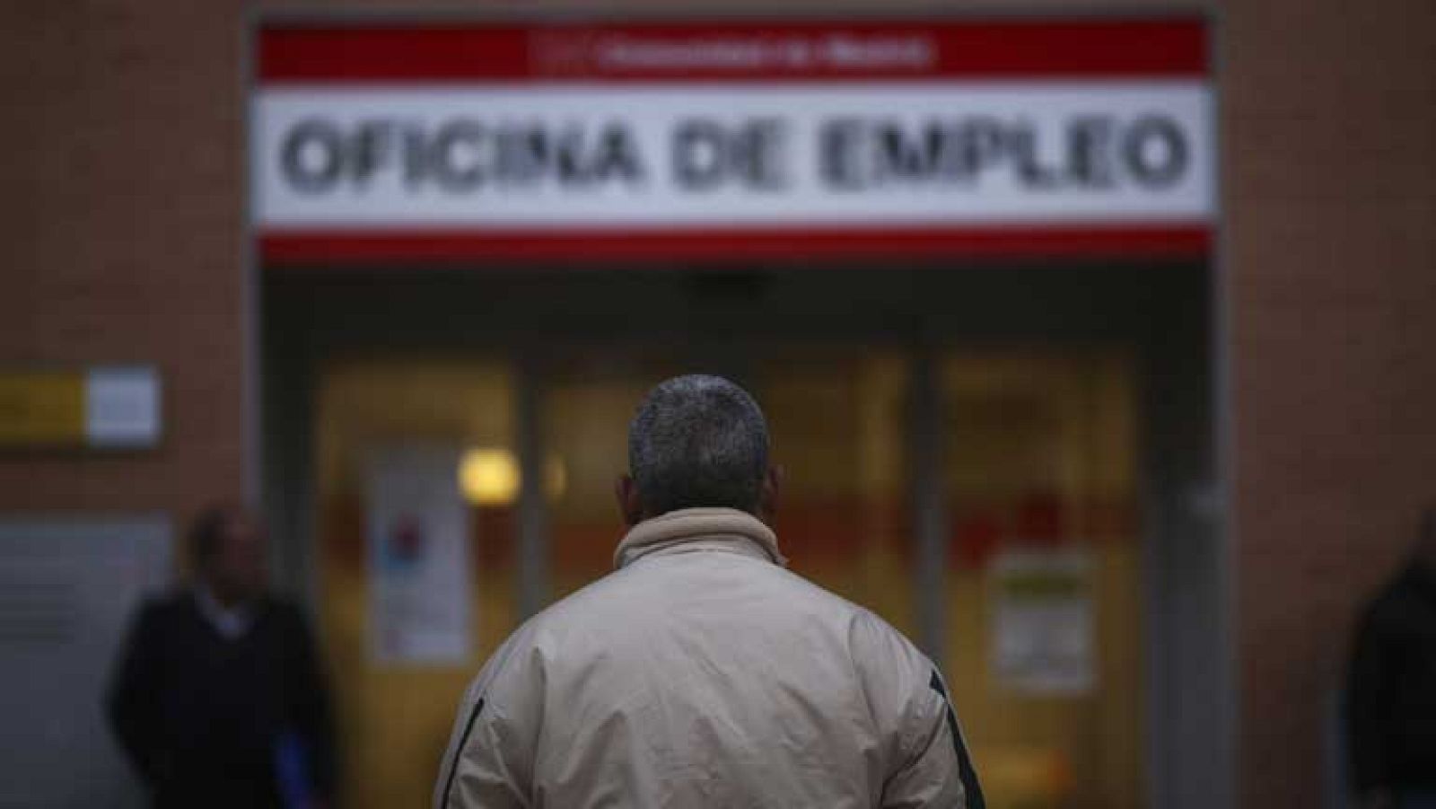 El número de desempleados registrados en las Oficinas de los Servicios Públicos de Empleo de la Comunidad de Madrid ha descendido  en 14.706  personas en diciembre respecto al mes anterior, un 2,67  por ciento en términos relativos, y se sitúa en un total de 535.563  personas.-- 2.400 parados de larga duración  se han reincorporado al mundo laboral  gracias al nuevo plan de empleo de la comunidad. Esta dotado con 20 millones de euros. Seleccionados por las oficinas de empleo, los desempleados que habían agotado el cobro de prestaciones reciben formación antes de ser contratados por las empresas.-- 12.000 animales albergan los parques zoológicos de Madrid. Dos veces al año los servicios veterinarios de la Comunidad controlan  las condiciones higiénicas y sanitarias en las que se encuentran. El objetivo, además del bienestar de los animales es evitar contagios para las personas en estos centros de ocio. 