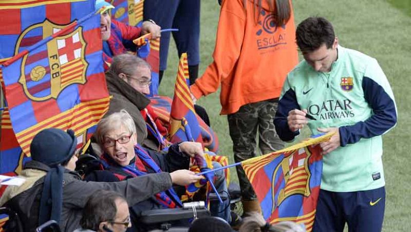 54 días después de caer lesionado en el Benito Villamarín, el delantero del Barcelona Lionel Messi se ha dejado ver, en buena forma, en un entrenamiento de puertas abiertas que, según el club catalán, ha congregado a 13.200 aficionados en el Miniesta