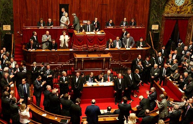  - Francia reforma su Constitución