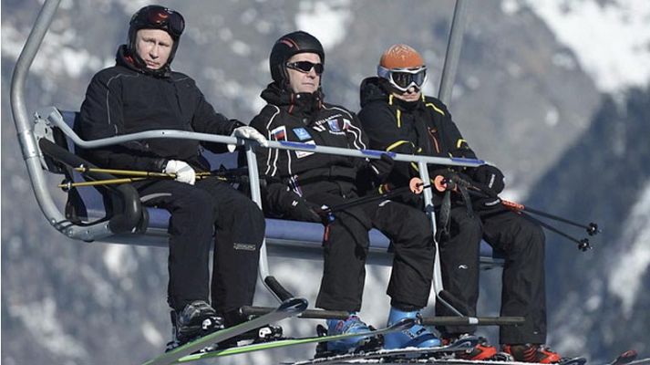 Putin y Medvedev visitan la estación de esquí de Sochi