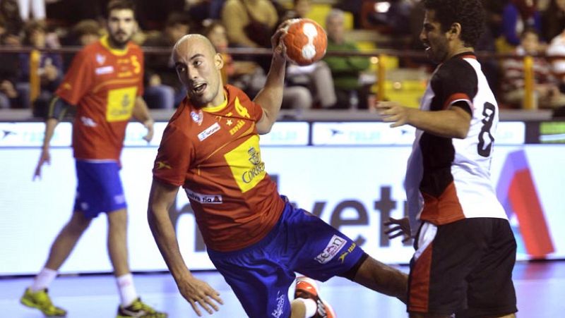 La selección española de balonmano cumplió los pronósticos y se impuso con facilidad por 32-23 a la de Egipto en su debut en el Torneo Internacional de España/Memorial Domingo Bárcenas, en un partido en el que destacó la figura de Valero Rivera.