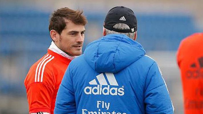 Los jugadores del Madrid ovacionan a Casillas en el último entrenamiento