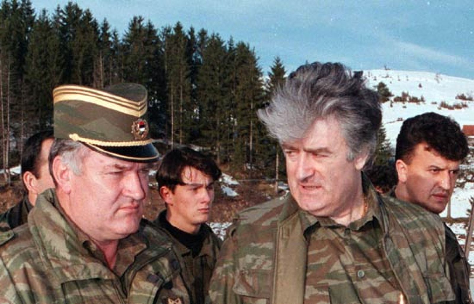 Karadzic junto a Ratko Mladic, que pasa a ser el criminal de guerra más buscado de Europa.