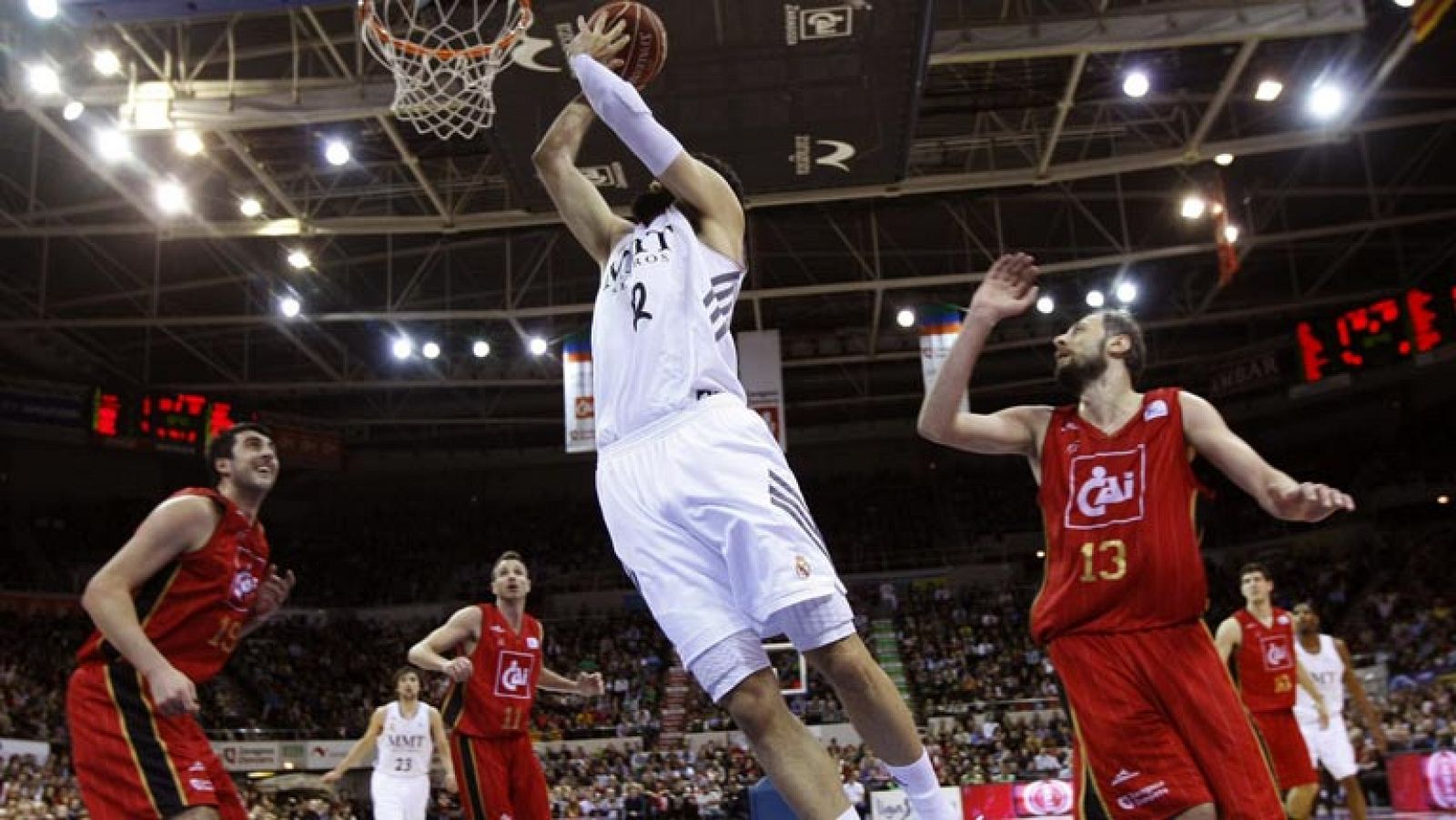 El Real Madrid sigue sin conocer la derrota en la presente temporada en un final apretado en su visita a la cancha del CAI Zaragoza (68-75), que ha dado la batalla hasta el final y casi se lleva el premio gordo.

Los zaragozanos llegaron al final del tercer cuarto igualados en el marcador (54-54). Unos buenos minutos de Rudy en el útlimo periodo y su acierto desde la línea de tres decantaron un partido más que igualado.